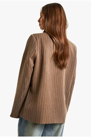 بليزر مخطط بتصميم واسع بصف أزرار