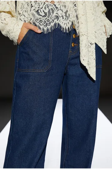 بنطلون بأرجل عريضة بخصر عالي بأزرار 