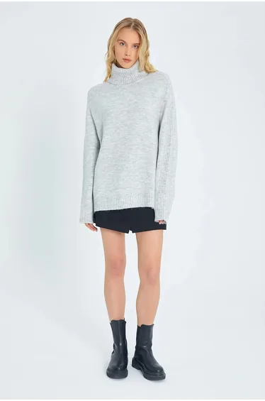 سويتر محبوك بياقة تيرتيل فضفاض