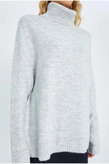 سويتر محبوك بياقة تيرتيل فضفاض