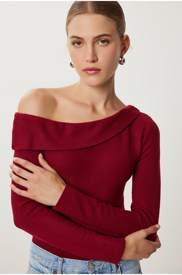 Women's burgundy one-shoulder knitted soft sweater