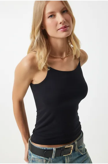 بلوزة بتصميم ضيق