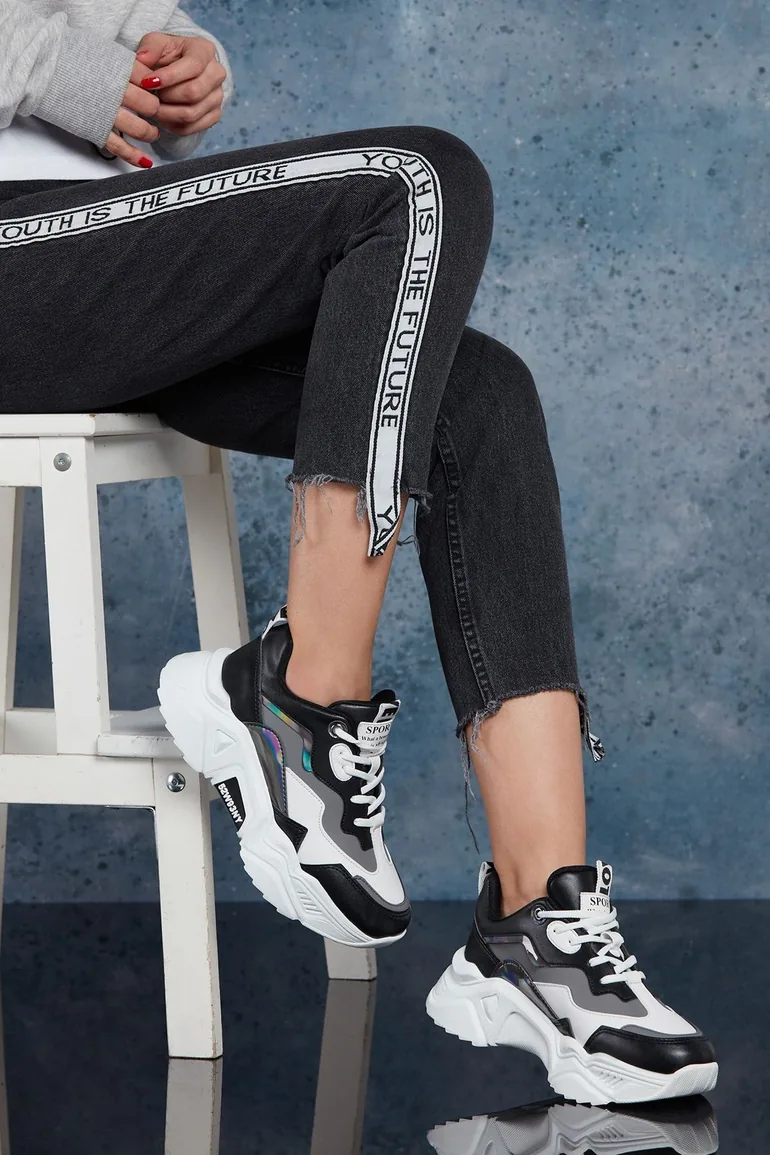 Sneakers - Black - Flat - 8