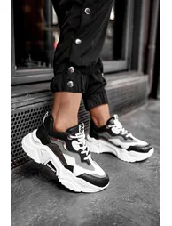 Sneakers - Black - Flat - 6