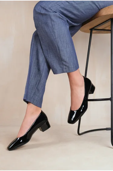 حذاء جلد اسود بكعب قصير