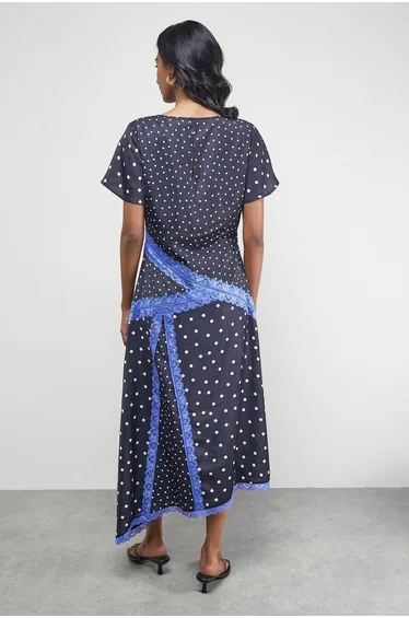 فستان ساتان بشرائح دانتيل