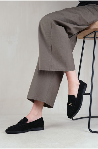 Charming Slip On Suede Loafers Metal Trim Tassel in Black