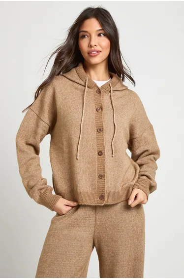 طقم بنطلون محبوك بأرجل عريضة و هودي بتصميم واسع بأزرار