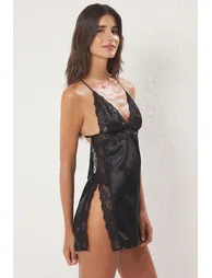 قميص نوم دانتيل بفتحة بحمالات رفيعة لون أسود