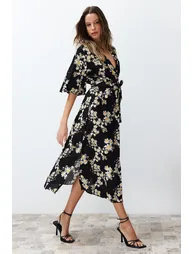 فستان ميدي بتصميم بشكل A بحزام بياقة بأزرار مزدوجة بطبعة أزهار