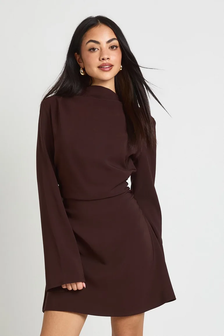 فستان بياقة عالية مزموم بأكمام طويلة - بني