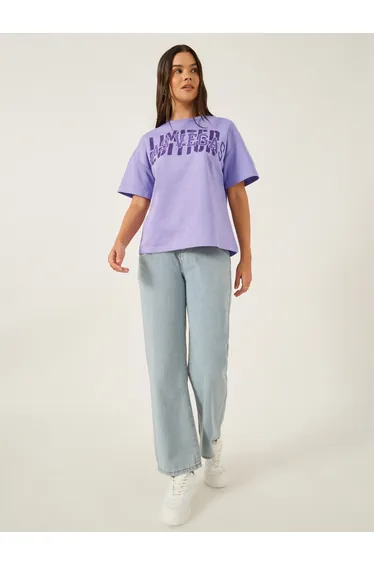 تيشيرت بتصميم واسع بأكمام قصيرة بطبعة شعار