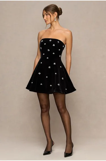 فستان قصير مخمل بياقة بأكتاف مكشوفة مزين بأحجار - أسود