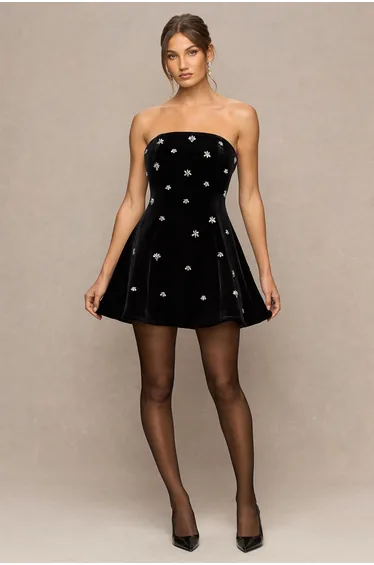 فستان قصير مخمل بياقة بأكتاف مكشوفة مزين بأحجار - أسود