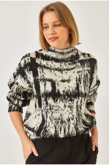 Women's Raised Patterned Jacquard Sweater