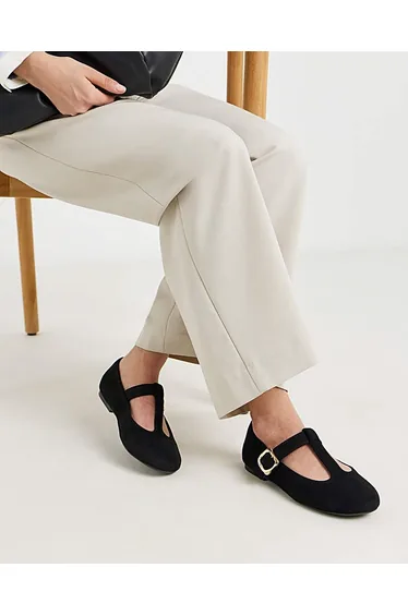 حذاء بقالب عريض