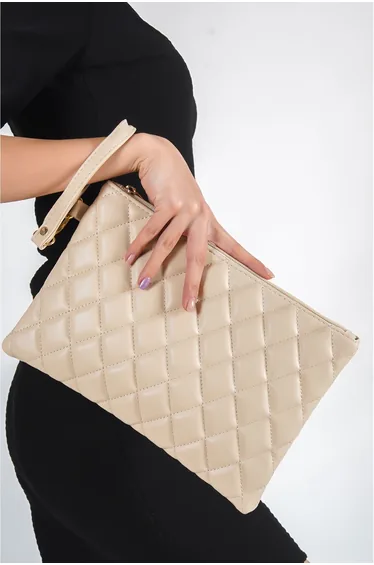 حقيبة كلتش باللون البيج بسحاب