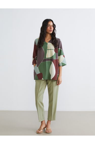 Effortless elegance meets everyday comfort in our Carrot Fit Trousers, designed with a flattering elasticated waist.
