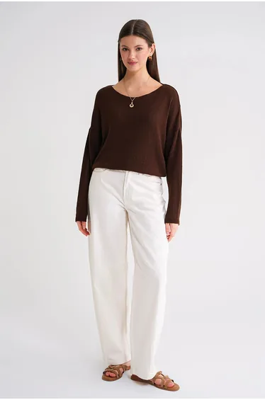 سويتر محبوك بتصميم واسع بأكتاف منسدلة