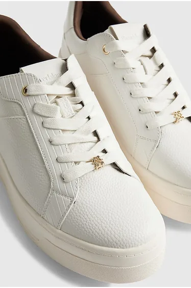 حذاء رياضي (تراينرز) ريفر آيلاند باللون الأبيض