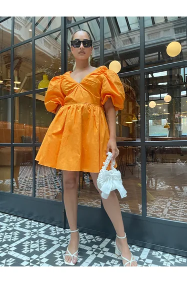 فستان قصير بأكمام منفوخة 