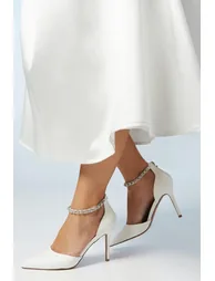 حذاء كعب عالي باللون الأبيض