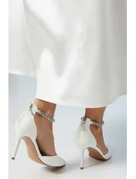 حذاء كعب عالي باللون الأبيض - 1