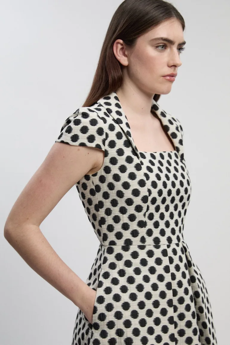 فستان ميدي بياقة مربعة بطبعة منقطة - 1