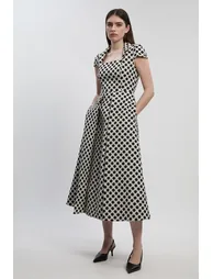 فستان ميدي بياقة مربعة بطبعة منقطة