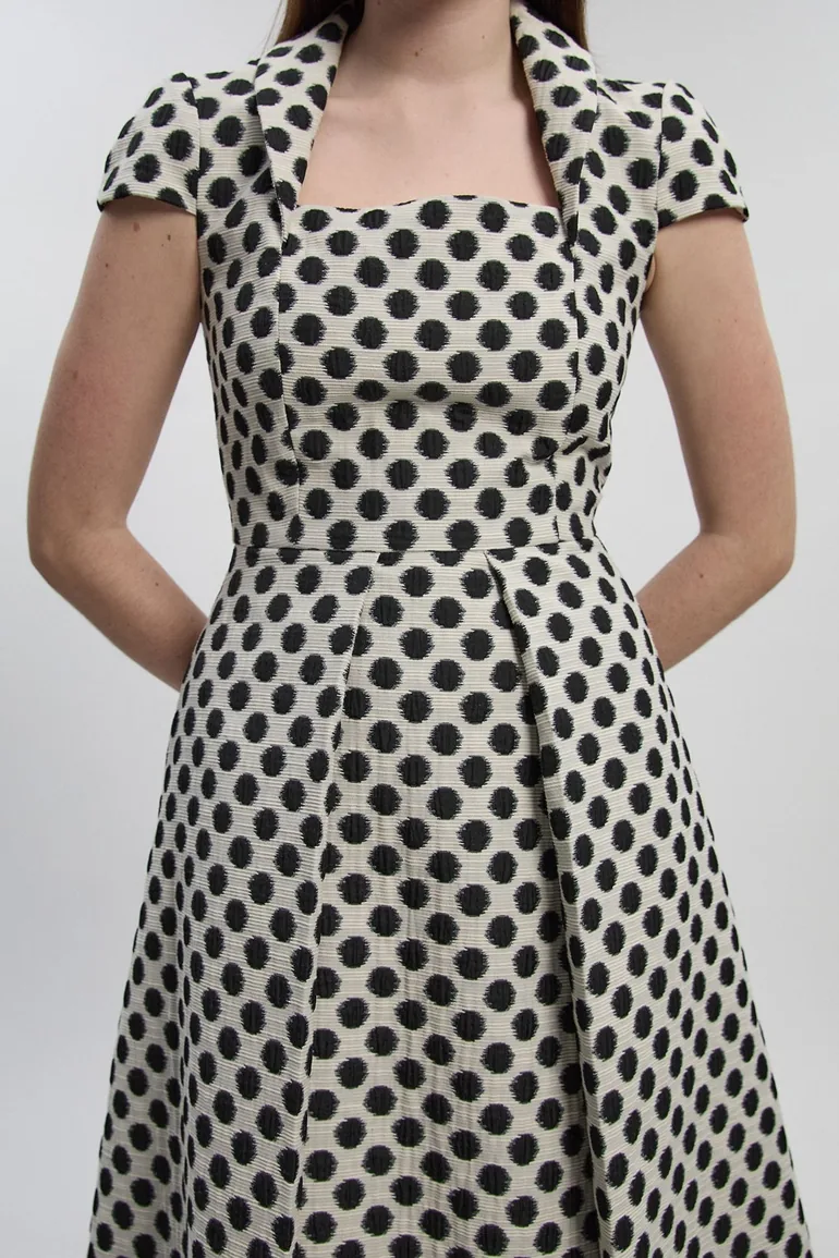 فستان ميدي بياقة مربعة بطبعة منقطة - 2