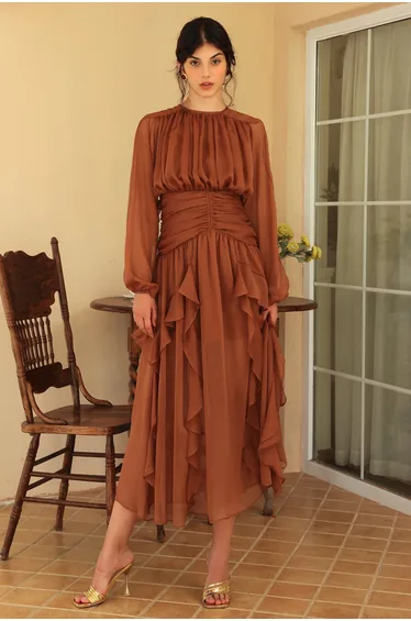 فستان بطبقات متدرجة بكشكش لون بني