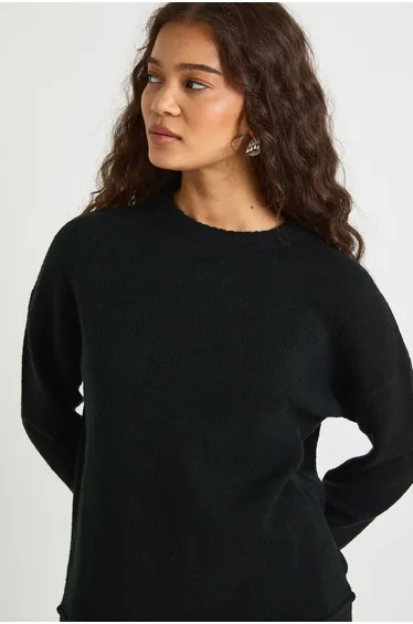 كنزة محبوكة بياقة دائرية لون أسود