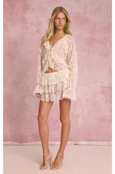 تنورة قصيرة دانتيل بكشكش لون كريمي