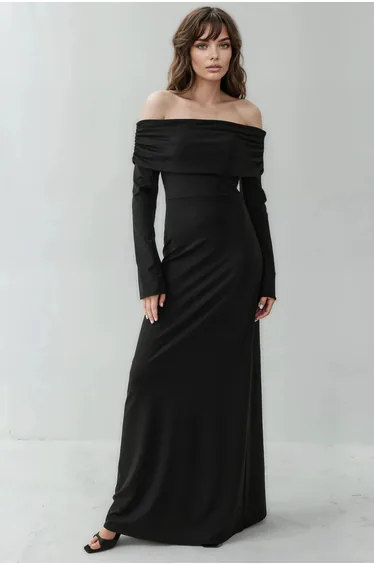 فستان ماكسي بأكتاف مكشوفة بفتحة