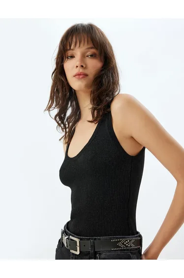 توب كوتون أسود محبوك بلا أكمام