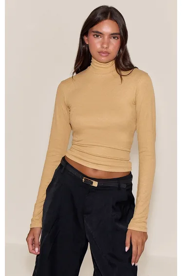 بلوزة ضيقة مضلعة بأكمام طويلة بياقة عالية - بيج