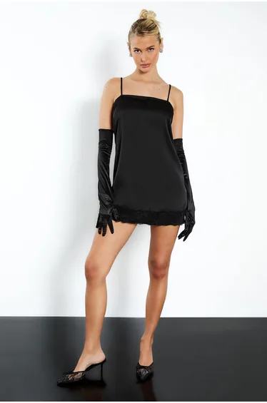 فستان بياقة مربعة بحواف دانتيل - أسود