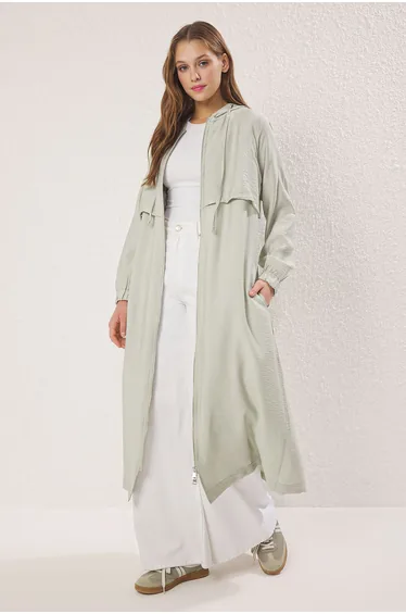 Green Windbreaker Detail Woven Cape & Abaya