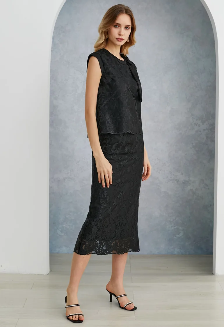 Embroidered Floral Pearly Bowknot Sleeveless Top in Black - 2