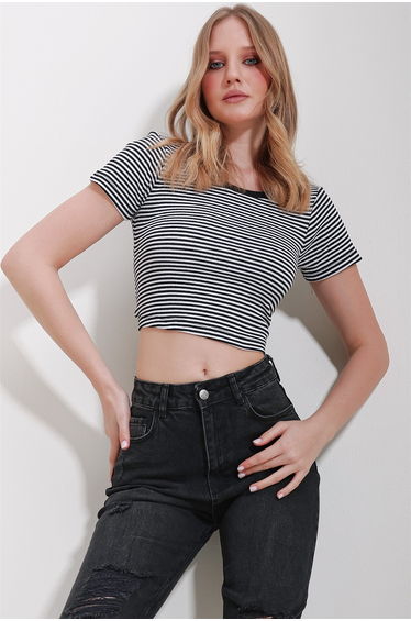 Women's Black Crew Neck Striped Crop Knitted Blouse