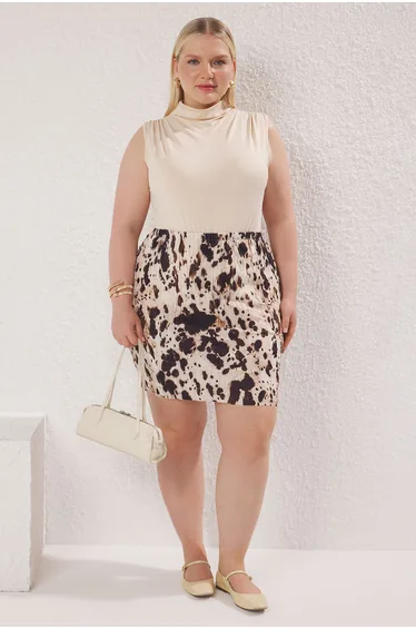 تنورة محبوكة بكسرات بطبعة لون بيج - للمقاسات الكبيرة