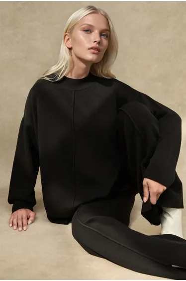 طقم بنطلون محبوك بأرجل عريضة بخصر عالي و سويتر طويل