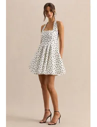 فستان قصير بياقة هالتر بطبعة منقطة لون أسود و أبيض - 5