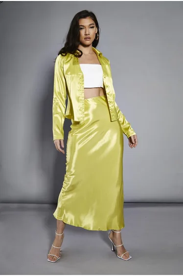 تنورة ساتان بحافة واسعة لون أخضر