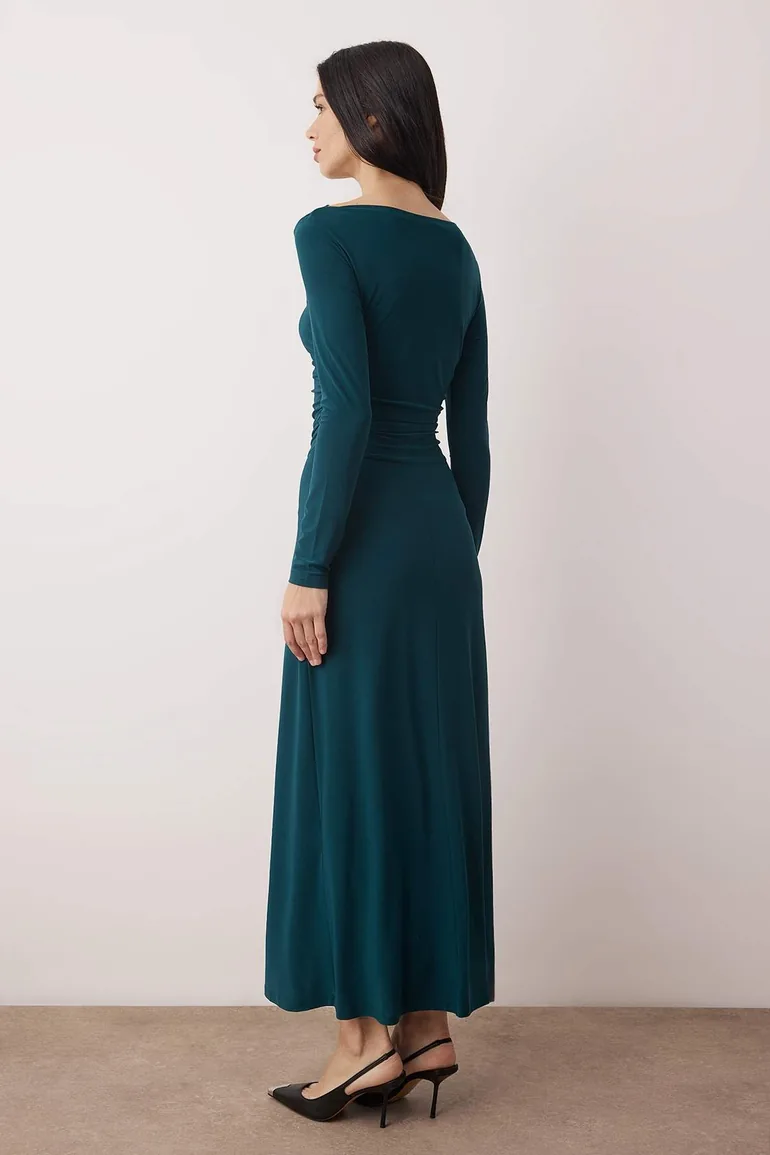 Emerald green plain ruched asymmetrical hem boat neck stretchy midi knitted  dress Trendyol Green : Evening Dresses : VogaCloset Oman