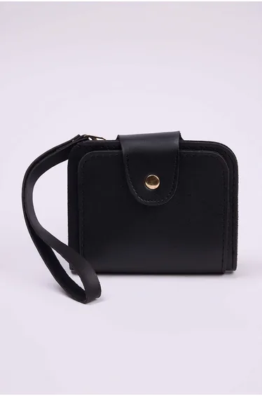 محفظة باللون الأسود