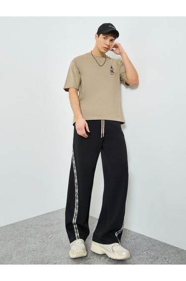 Men Black Side Taping Print Oversized Joggers