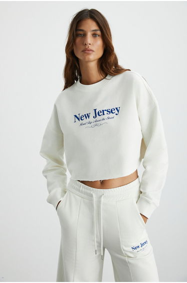 Stina Women's Crop City Themed Embroidery Detailed 100% Organic Cotton Knitted Ecru Sweatshirt