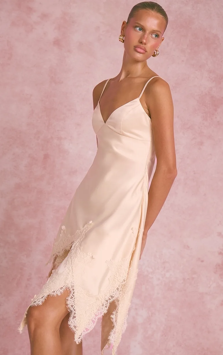 فستان قصير ساتان بحواف دانتيل لون كريمي - 2