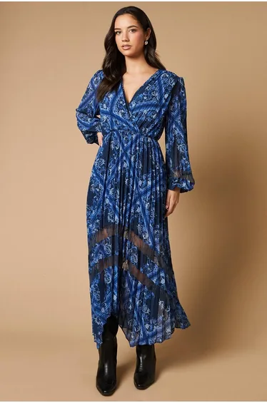 فستان ميدي بتصميم لف بكسرات بطبعة بحواف دانتيل بطبعة